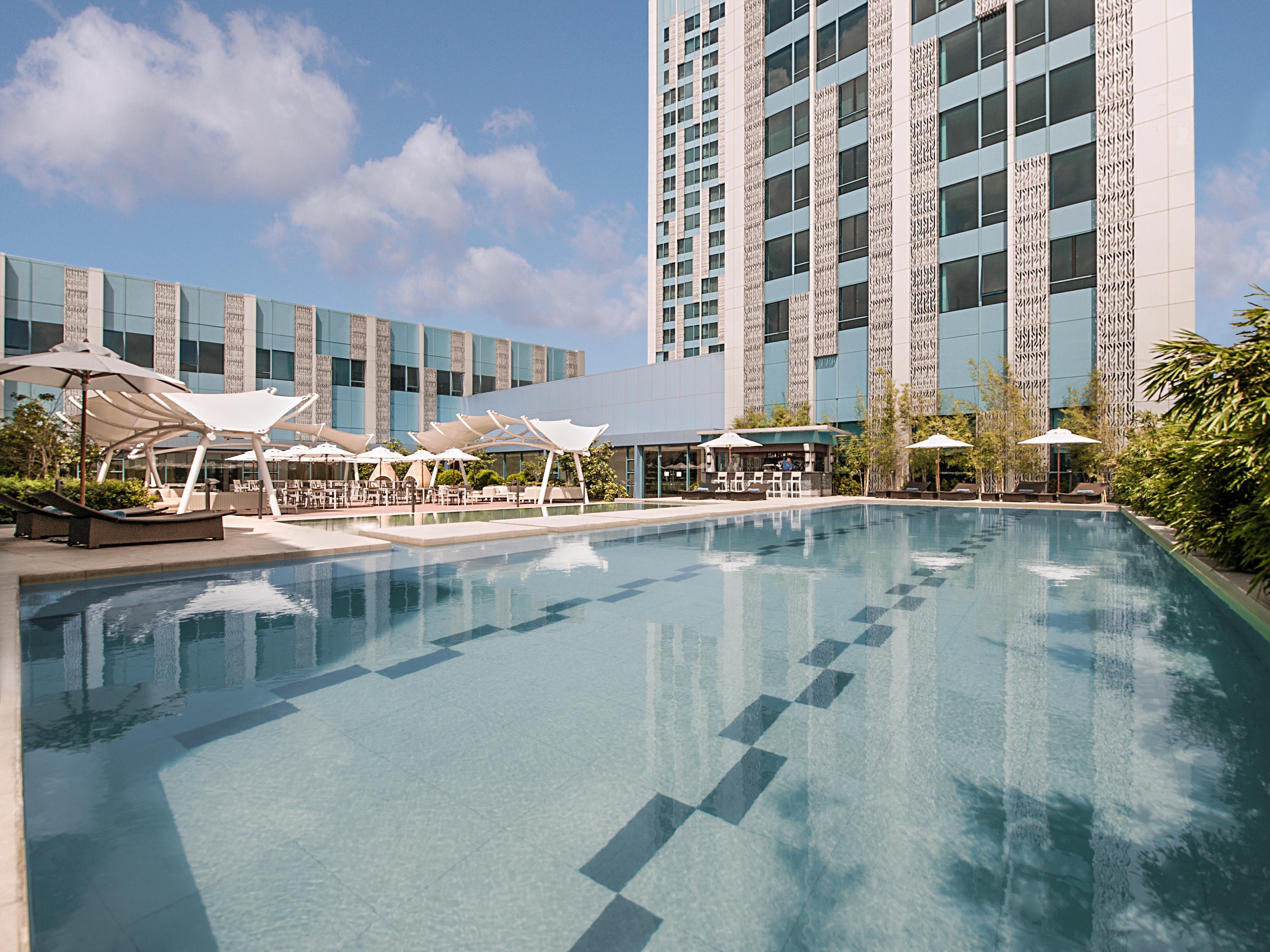 Crimson Hotel Filinvest City, Manila Muntinlupa City Exterior foto The pool at the hotel