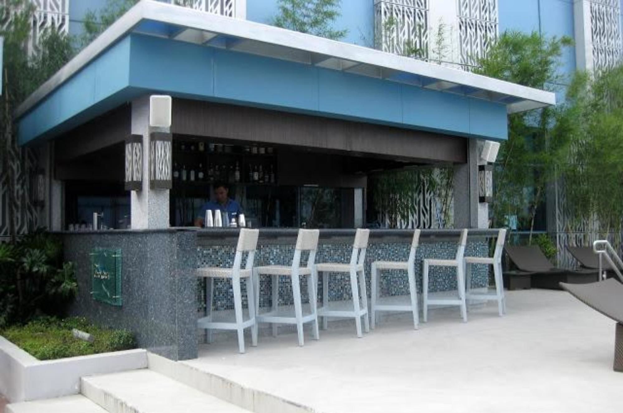 Crimson Hotel Filinvest City, Manila Muntinlupa City Exterior foto The poolside bar at the hotel